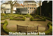 Het Auck Petershuis is een Rijksmonument met ingangspartijen aan de Nieuwstad en het Ruiterskwartier in het hart van Leeuwarden - Deze foto kunt u vergroten