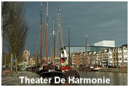 Stadsgracht met Theater de Harmonie op de achtergrond - Deze foto kunt u vergroten