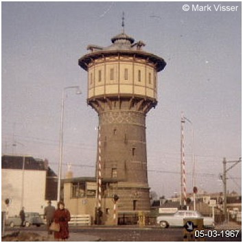 Voorjaar 1967, de watertoren staat in het zonnetje....